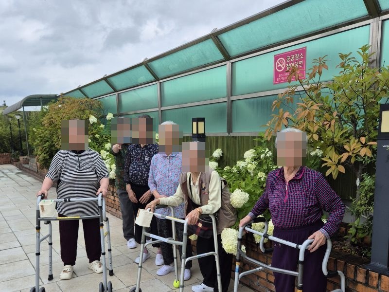 하늘정원에서 함께 산책하시는 어르신들