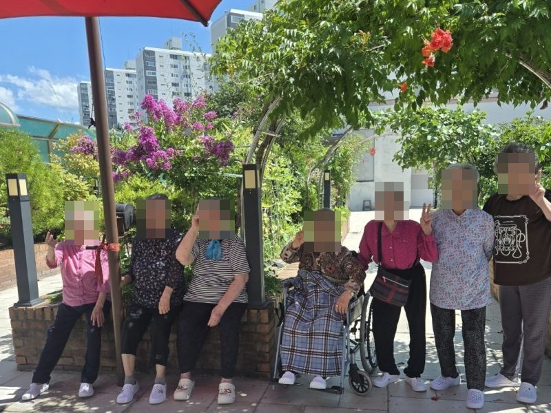 하늘정원 그늘막 아래 함께 모이신 어르신들