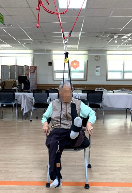 워킹레일 슬링을 이용해 운동하시는 어르신